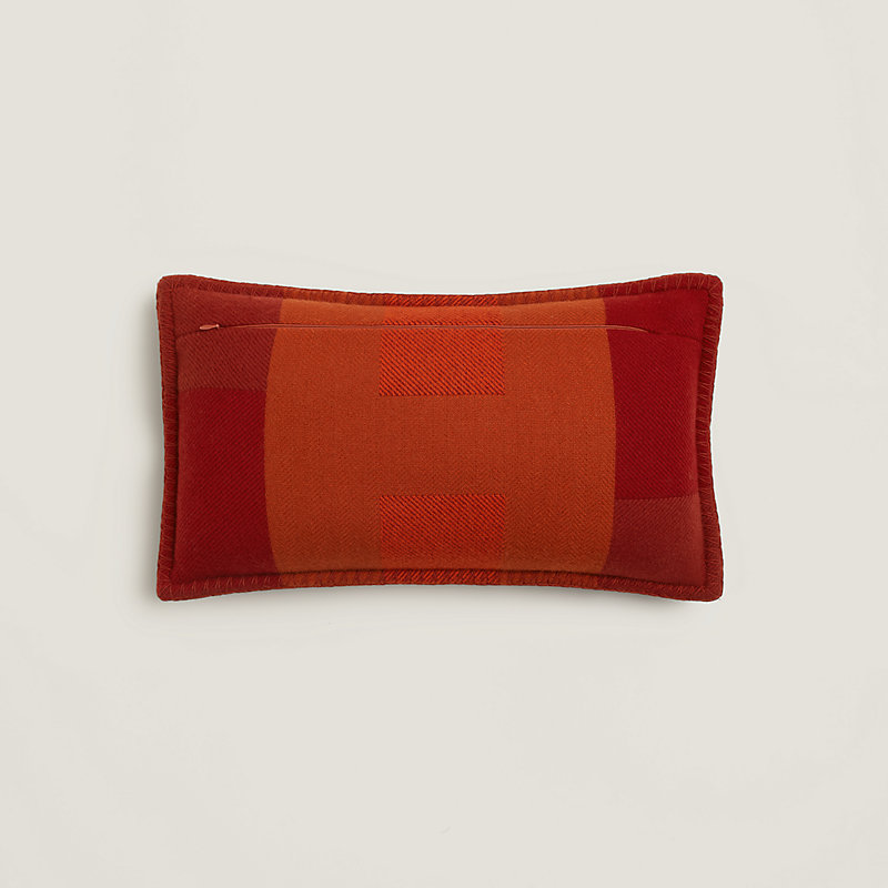 h-horizon-pillow-small-model--
